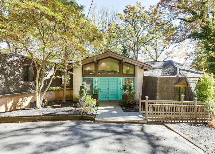 Spacious King Of Prussia Home With 2 Game Rooms